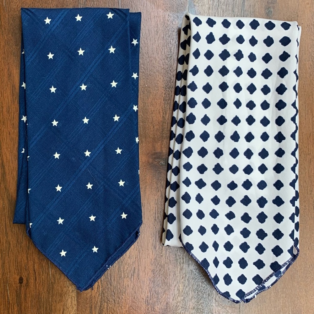2 Cathy 1000 Oaks California Vintage Neck Wraps White and Blue.